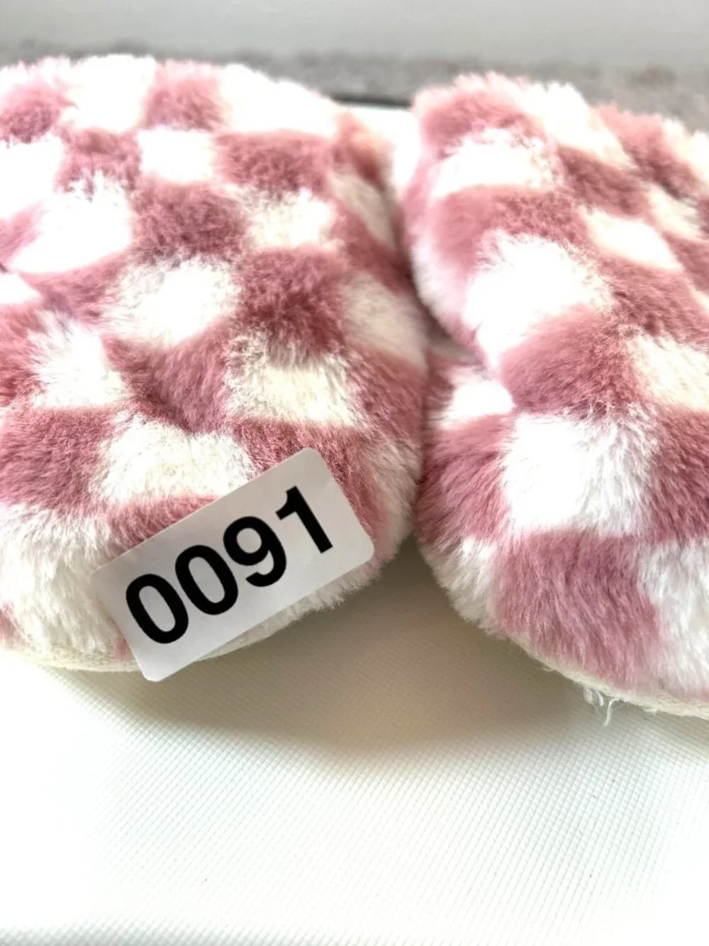 Cat & Jack Girls Slippers White/Pink Checked Size M 2-3